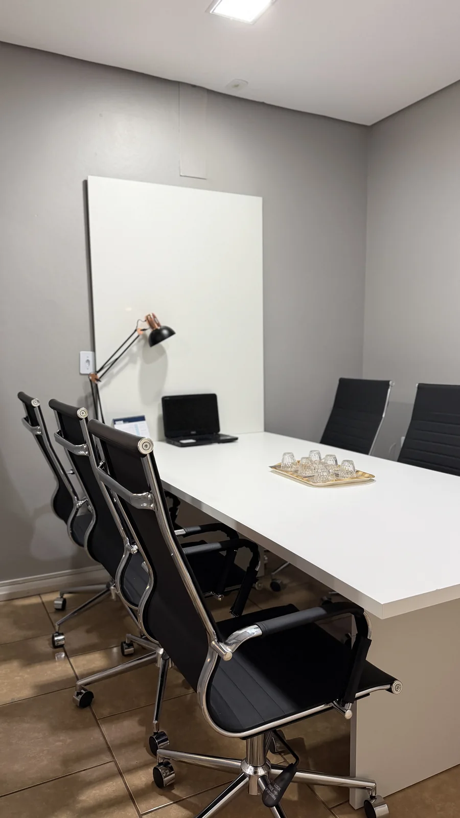 Sala de reuniões do escritório, com mesa e cadeiras para o atendimento